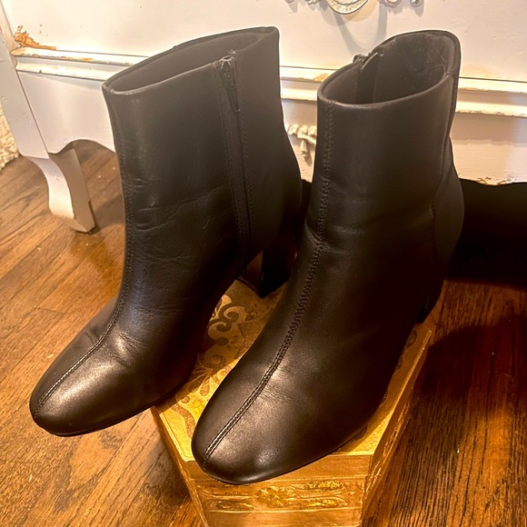 Clarks Shoes - Clarks black ankle boots - size 8